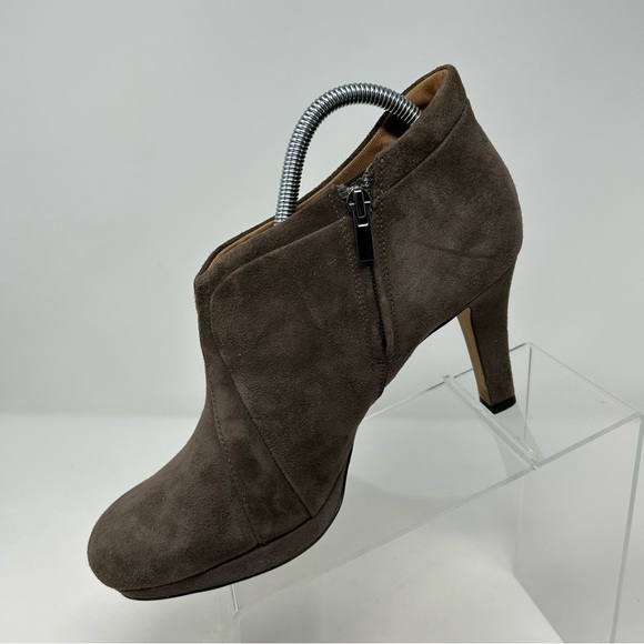Clarks Artisan Kently Lala Dark Taupe Gray Suede Heel Booties Heels Size 9.5 - Picture 3 of 11
